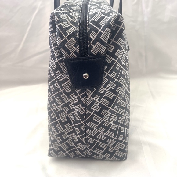 Tommy Hilfiger Satchel – Iconic Style & Practical Design - Picture 7 of 12